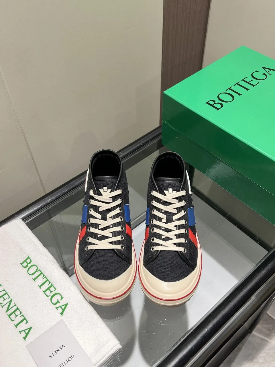 p540🐮🐮Bottega Veneta BV's latest Eliot series, retro basketball shoes, casual sports canvas shoes, become gods when they are launched! [Celebration] [Celebration] A 1:1 copy of the original version, [Fireworks] original material, [Fireworks] original color system, inspired by retro basketball sneakers, the color combination highlights youthful vitality, and perfectly interprets the theme of youth and childlike innocence. The details are also very particular. The summer canvas brings excellent durability and comfort. Designs such as calfskin trim, rubber toe caps and hand-painted retro red lines are full of retro feel. The round toe and convex sole add a modern feel and are suitable for various styles. Easily create a fashionable atmosphere. The upper foot is the focus...can be worn as a couple's shoes...each shoe has more taste and attitude! Fabric: Original customized high-density canvas + cowhide Lining: Original customized breathable canvas Insole: movable latex cowhide insole. Sole: original molded non-slip and wear-resistant TPU material. Sole thickness: 3cm. Size: women's size 35#-40#, men's size 39#-45#.